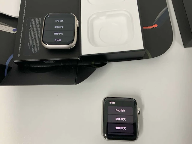 Apple watch 7 nike gps, 45 mm aluminium starlight with pure platinum/black sport band mkna3nf/a (2x) - afbeelding 2 van  5