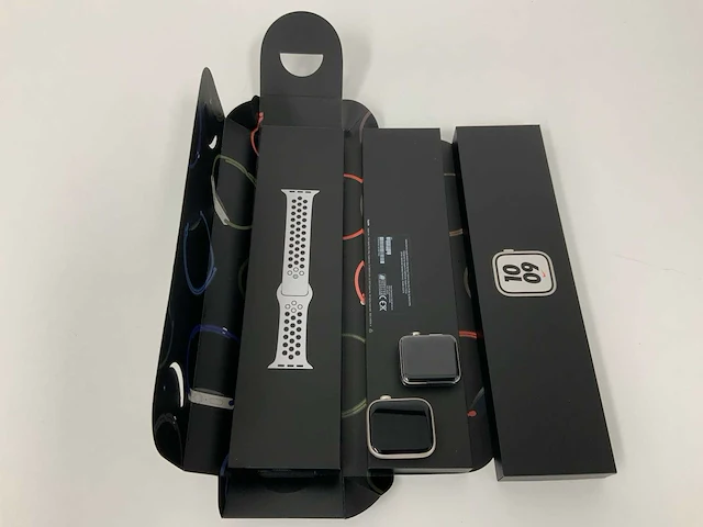 Apple watch 7 nike gps, 45 mm aluminium starlight with pure platinum/black sport band mkna3nf/a (2x) - afbeelding 3 van  5