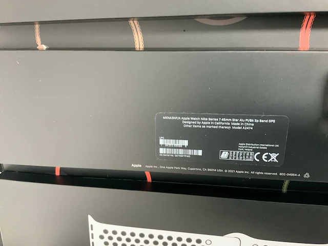 Apple watch 7 nike gps, 45 mm aluminium starlight with pure platinum/black sport band mkna3nf/a (2x) - afbeelding 4 van  5