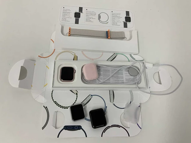 Apple watch 9 gps, 41 mm aluminium pink with m/l light pink sport band mr943qf/a (3x) - afbeelding 2 van  3
