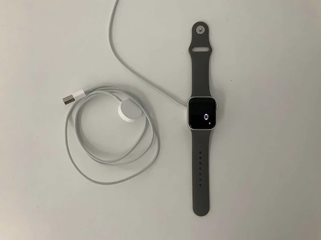 Apple watch se (2022) 40mm gps silver aluminium with silicone wristband - afbeelding 1 van  5