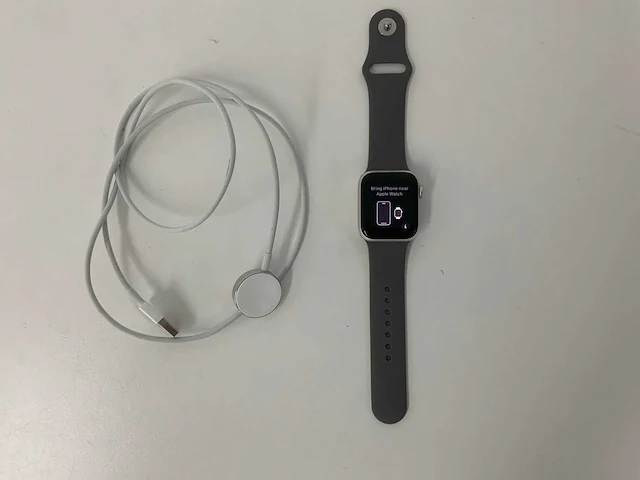 Apple watch se (2022) 40mm gps silver aluminium with silicone wristband - afbeelding 1 van  5