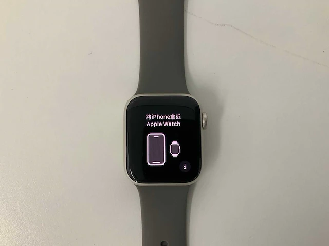 Apple watch se (2022) 40mm gps silver aluminium with silicone wristband - afbeelding 2 van  5