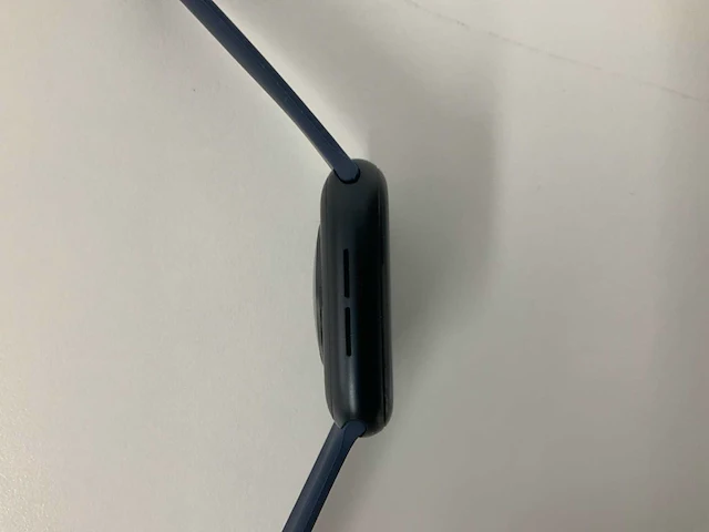 Apple watch se (2022) 44mm gps midnight aluminium with midnight blue wristband - afbeelding 3 van  5