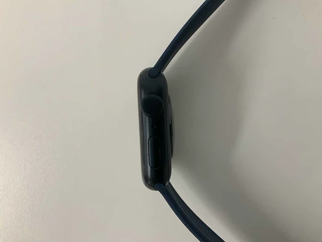 Apple watch se (2022) 44mm gps midnight aluminium with midnight blue wristband - afbeelding 4 van  5