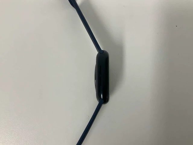 Apple watch se (2022) 44mm gps midnight aluminium with midnight blue wristband - afbeelding 3 van  5