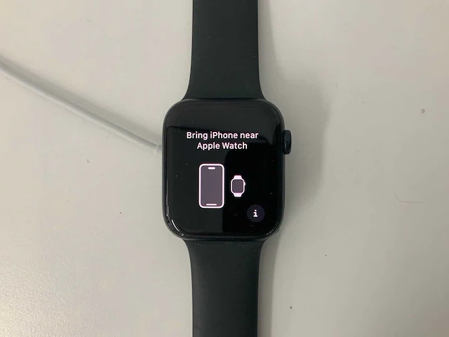 Apple watch se (2022) 44mm gps midnight aluminium with space gray wristband - afbeelding 2 van  5