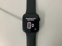 Apple watch se (2022) 44mm gps midnight aluminium with space gray wristband - afbeelding 2 van  5