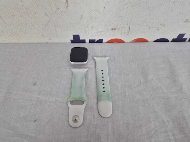 Apple watch se 2024 40mm starlight aluminium case with starlight sport band - m/l - afbeelding 2 van  2