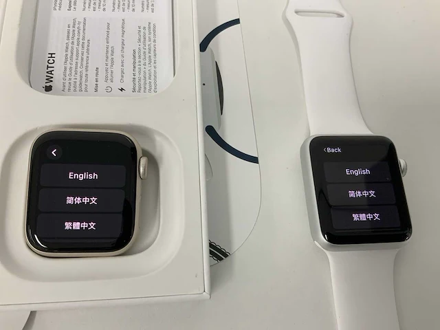 Apple watch se (2nd generation) gps, 40 mm aluminium starlight with starlight sport band mnjp3nf/a (2x) - afbeelding 1 van  4