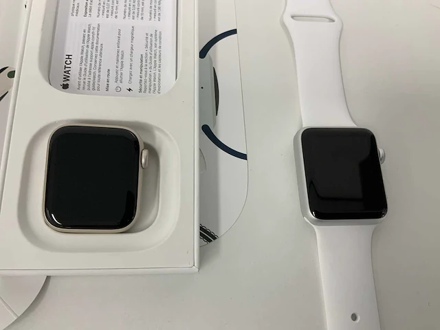Apple watch se (2nd generation) gps, 40 mm aluminium starlight with starlight sport band mnjp3nf/a (2x) - afbeelding 2 van  4