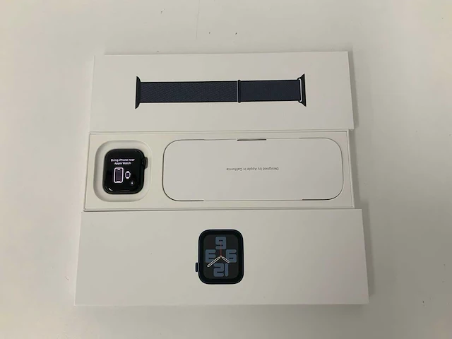 Apple watch se (gen 2) 40mm gps midnight aiuminium with ink sport loop - afbeelding 1 van  4