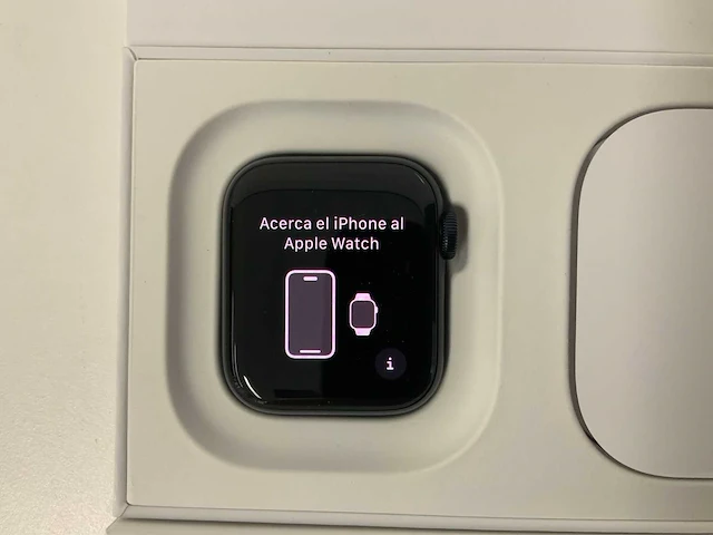 Apple watch se (gen 2) 40mm gps midnight aiuminium with ink sport loop - afbeelding 2 van  4