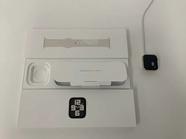 Apple watch se (gen 2) 40mm gps starlight aluminium with starlight sport band - afbeelding 1 van  3