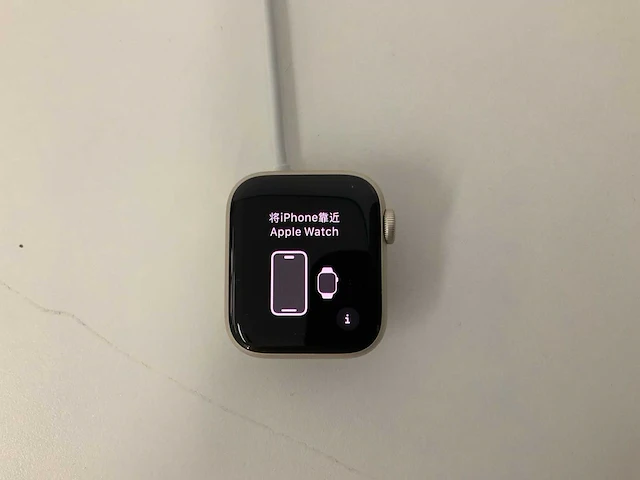 Apple watch se (gen 2) 40mm gps starlight aluminium with starlight sport band - afbeelding 2 van  3