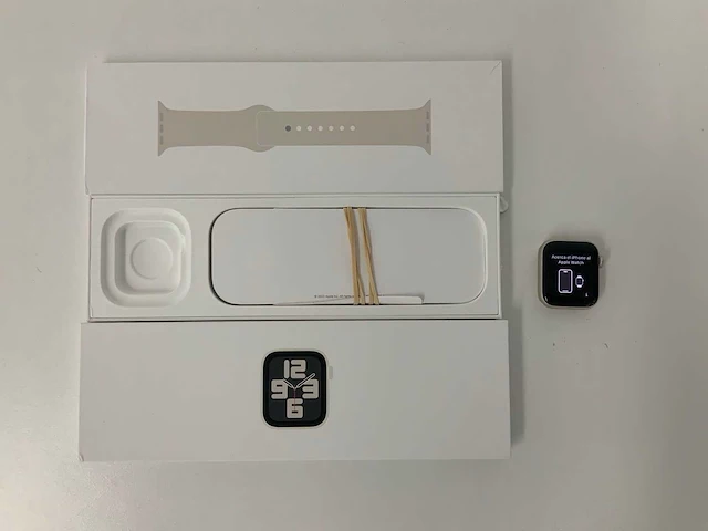 Apple watch se (gen 2) 40mm gps starlight aluminium with starlight sport band - afbeelding 1 van  4