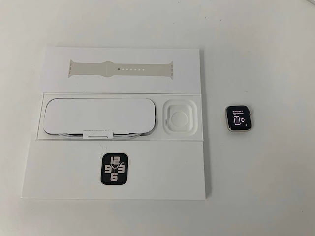 Apple watch se (gen 2) 40mm gps starlight aluminium with starlight sport band - afbeelding 1 van  4