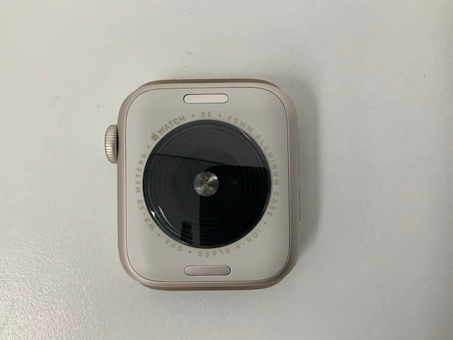 Apple watch se (gen 2) 40mm gps starlight aluminium with starlight sport band - afbeelding 3 van  4