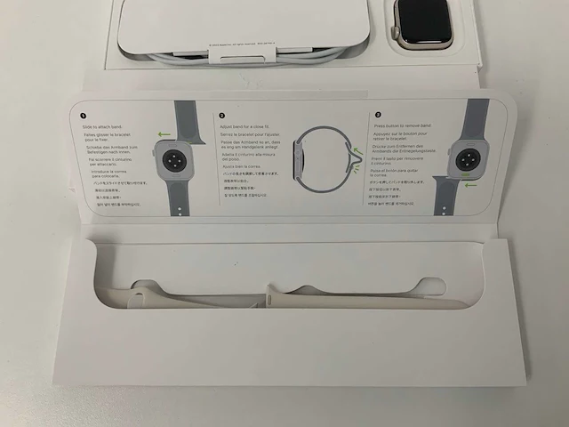 Apple watch se (gen 2) 40mm gps starlight aluminium with starlight sport band - afbeelding 4 van  4