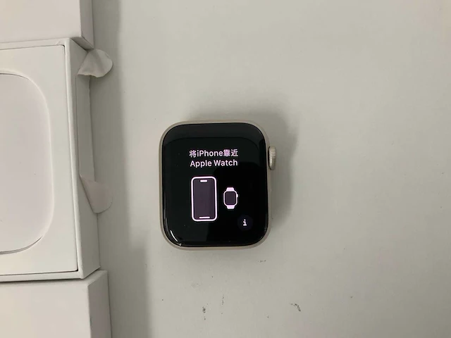 Apple watch se (gen 2) 40mm gps starlight aluminium with starlight sport band - afbeelding 2 van  4