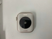 Apple watch se (gen 2) 40mm gps starlight aluminium with starlight sport band - afbeelding 3 van  4
