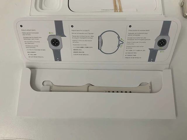 Apple watch se (gen 2) 40mm gps starlight aluminium with starlight sport band - afbeelding 4 van  4