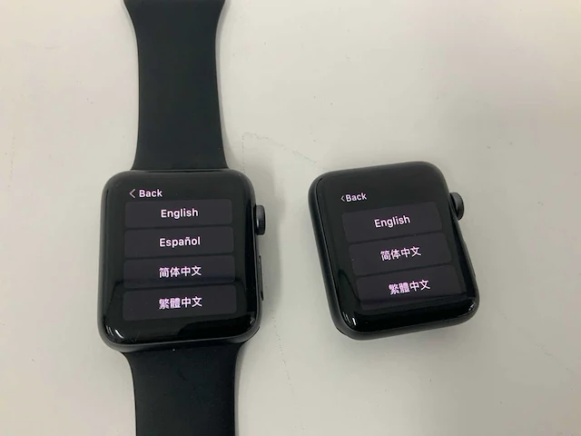 Apple watch series 3, gps 42 mm, aluminium spacegrijs, sportbandje zwart (x2) - afbeelding 1 van  3
