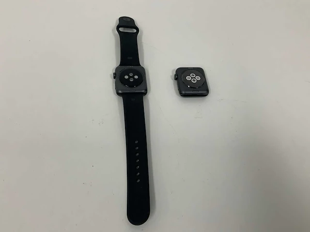 Apple watch series 3, gps 42 mm, aluminium spacegrijs, sportbandje zwart (x2) - afbeelding 2 van  3