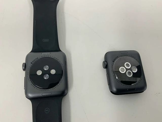 Apple watch series 3, gps 42 mm, aluminium spacegrijs, sportbandje zwart (x2) - afbeelding 3 van  3
