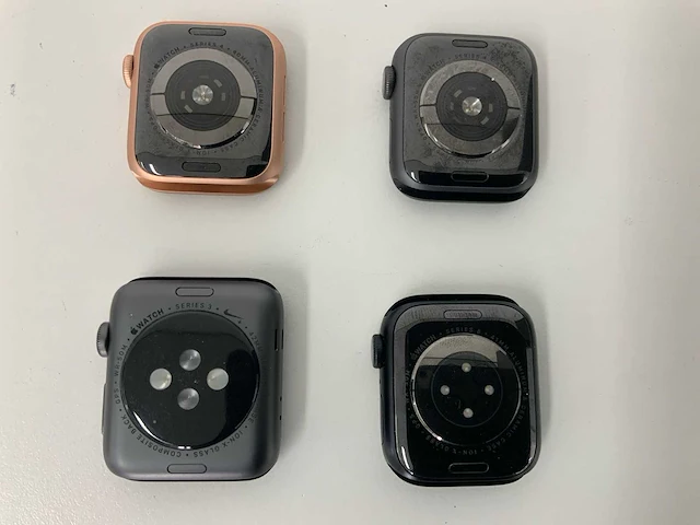 Apple watch series 4, smartwatch, aluminium goud, 44mm (x4) - afbeelding 1 van  2