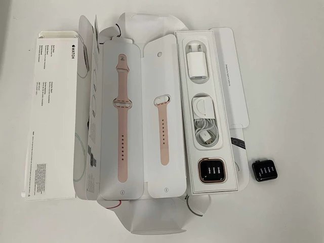 Apple watch series 5 (gps, 40 mm) aluminium case gold with sand pink sports band mwv72nf/a (2x) - afbeelding 1 van  8