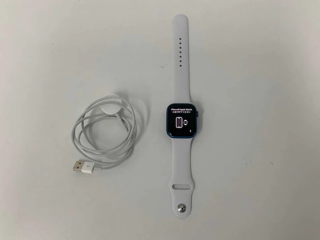 Apple watch series 7 45mm gps blue aluminium with white wristband - afbeelding 1 van  5