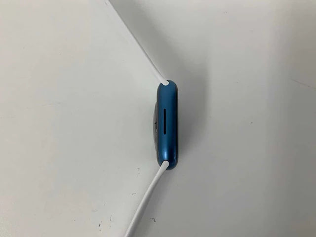 Apple watch series 7 45mm gps blue aluminium with white wristband - afbeelding 3 van  5