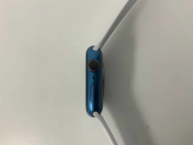 Apple watch series 7 45mm gps blue aluminium with white wristband - afbeelding 4 van  5