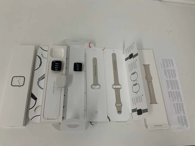 Apple watch series 7 gps 45mm starlight aluminium case with starlight sport band regular (2x) (fmi) - afbeelding 1 van  4