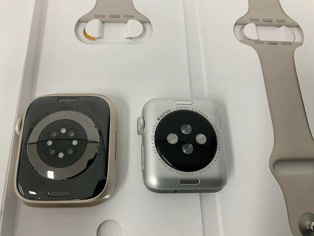 Apple watch series 7 gps 45mm starlight aluminium case with starlight sport band regular (2x) (fmi) - afbeelding 2 van  4