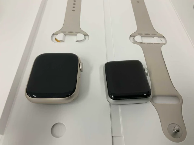 Apple watch series 7 gps 45mm starlight aluminium case with starlight sport band regular (2x) (fmi) - afbeelding 3 van  4