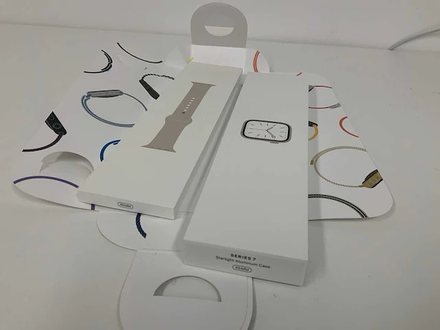 Apple watch series 7 gps 45mm starlight aluminium case with starlight sport band regular (2x) (fmi) - afbeelding 4 van  4