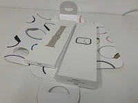 Apple watch series 7 gps 45mm starlight aluminium case with starlight sport band regular (2x) (fmi) - afbeelding 4 van  4