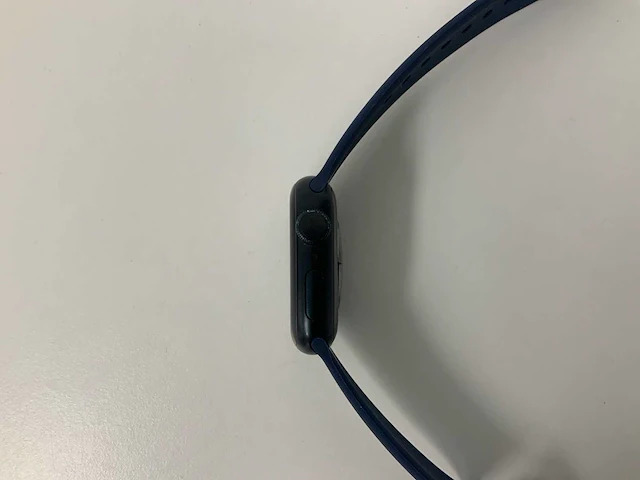 Apple watch series 8 41mm gps midnight aluminium with blue sport band - afbeelding 4 van  5