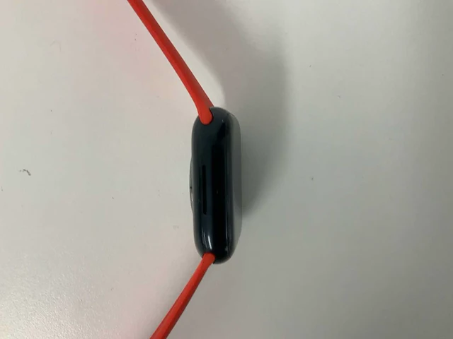 Apple watch series 8 41mm gps midnight aluminium with red sport band - afbeelding 3 van  5