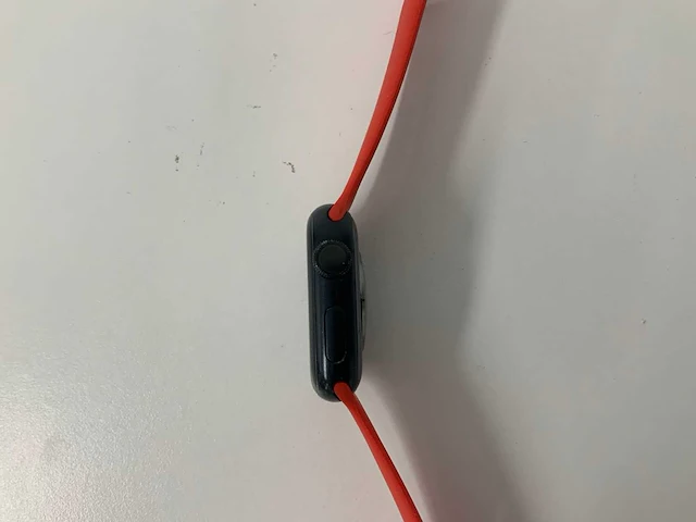 Apple watch series 8 41mm gps midnight aluminium with red sport band - afbeelding 4 van  5