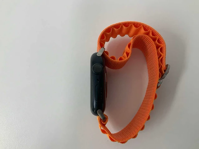 Apple watch series 8 45mm gps midnight aluminium with orange wristband - afbeelding 4 van  5