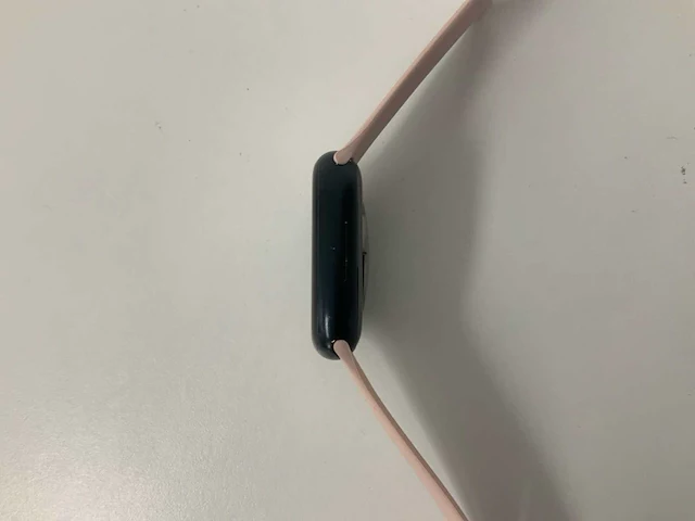Apple watch series 8 45mm gps midnight aluminium with pink wristband - afbeelding 4 van  5
