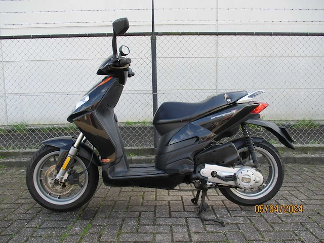 Aprilia - bromscooter - sportcity one 4t - scooter - afbeelding 1 van  9