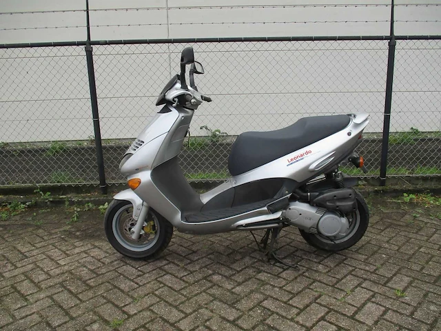 Aprilia - motorscooter - leonardo 4t 125cc liquid cooled - motorfiets - afbeelding 1 van  11