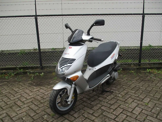 Aprilia - motorscooter - leonardo 4t 125cc liquid cooled - motorfiets - afbeelding 4 van  11