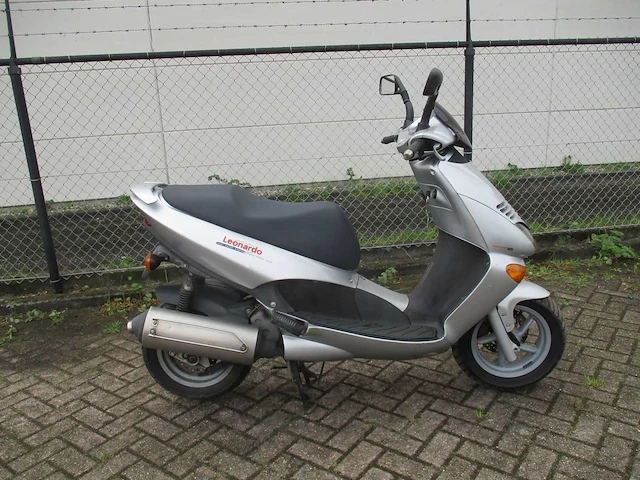 Aprilia - motorscooter - leonardo 4t 125cc liquid cooled - motorfiets - afbeelding 8 van  11