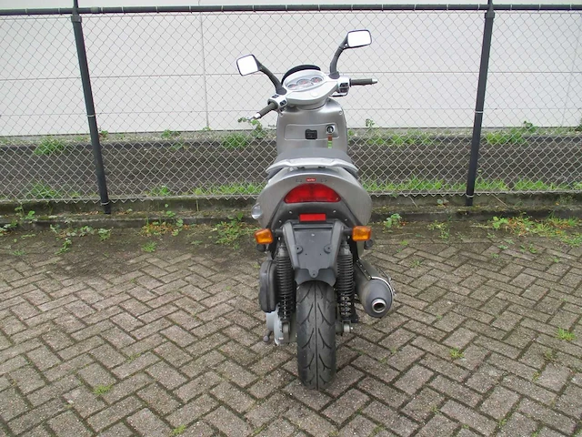 Aprilia - motorscooter - leonardo 4t 125cc liquid cooled - motorfiets - afbeelding 10 van  11