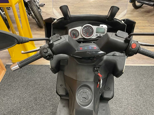 Aprilia scooter 300ie motorfiets - afbeelding 3 van  16